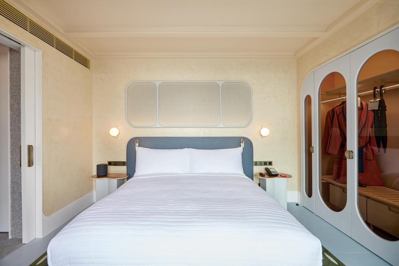 The Standard, Bangkok Mahanakhon Exteriér fotografie A bedroom at the hotel