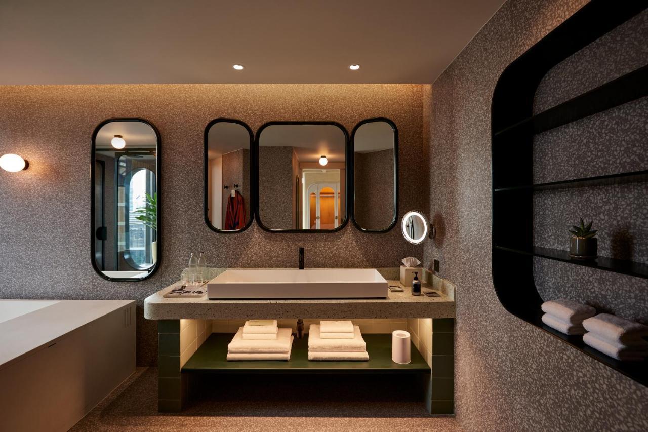 The Standard, Bangkok Mahanakhon Exteriér fotografie Bathroom