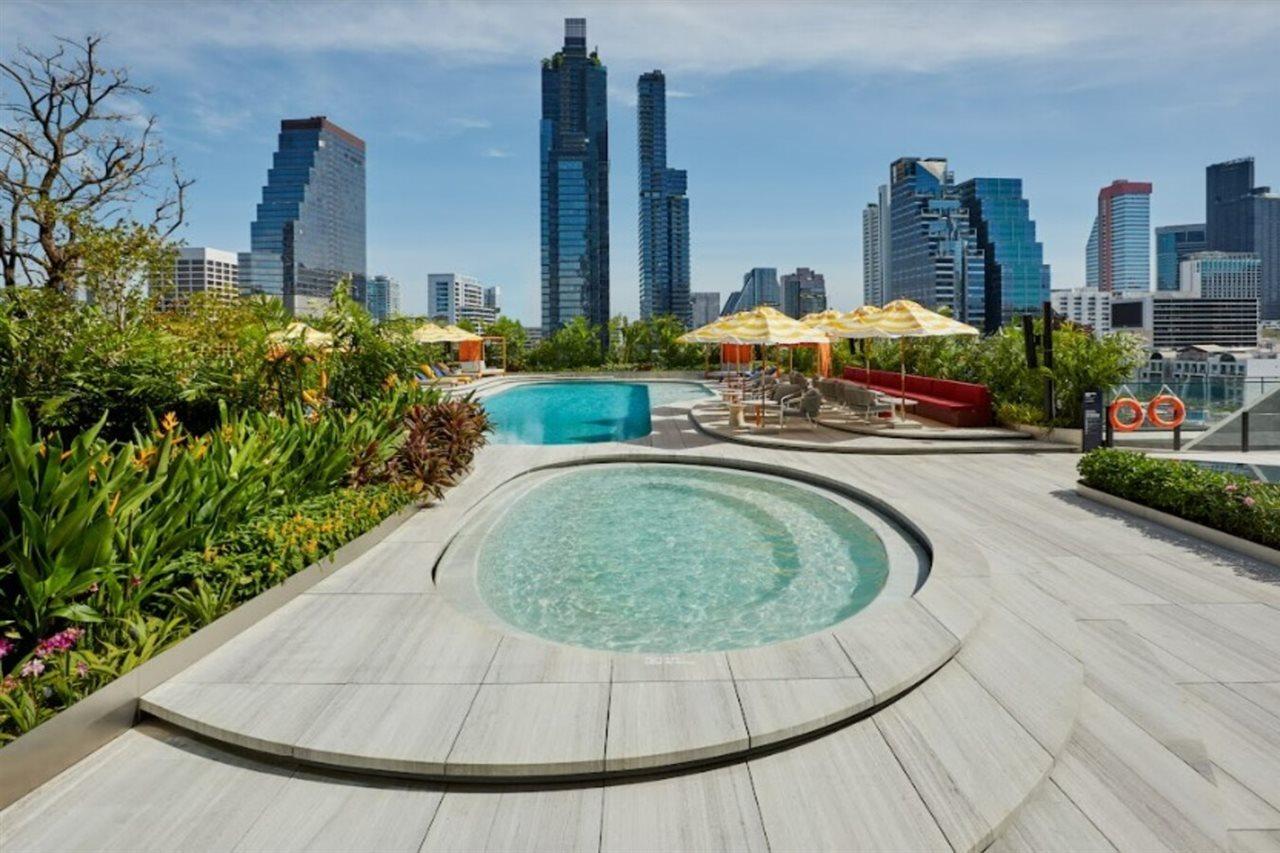 The Standard, Bangkok Mahanakhon Exteriér fotografie The rooftop pool at the hotel