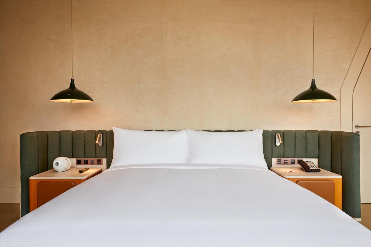The Standard, Bangkok Mahanakhon Exteriér fotografie A bedroom at the hotel
