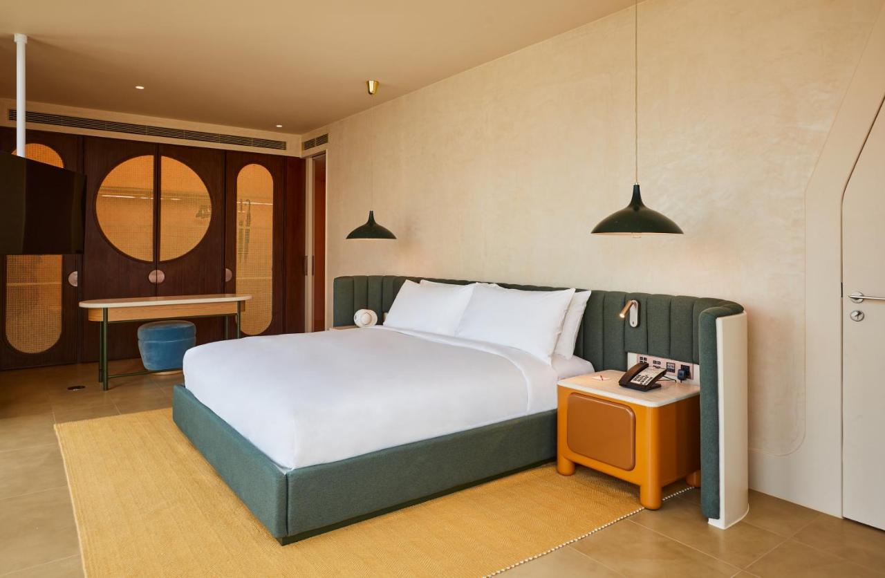 The Standard, Bangkok Mahanakhon Exteriér fotografie A bedroom at the hotel