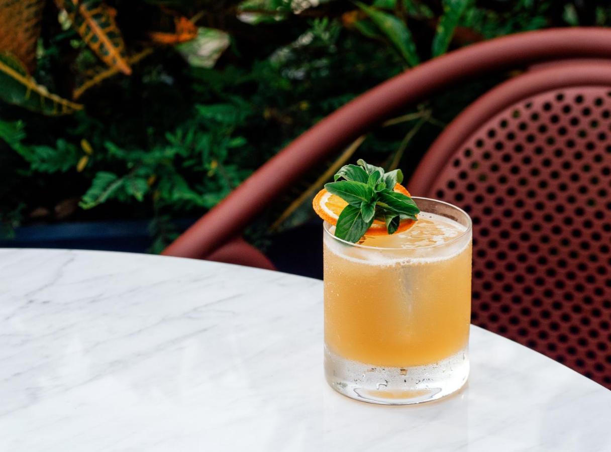 The Standard, Bangkok Mahanakhon Exteriér fotografie A whiskey sour