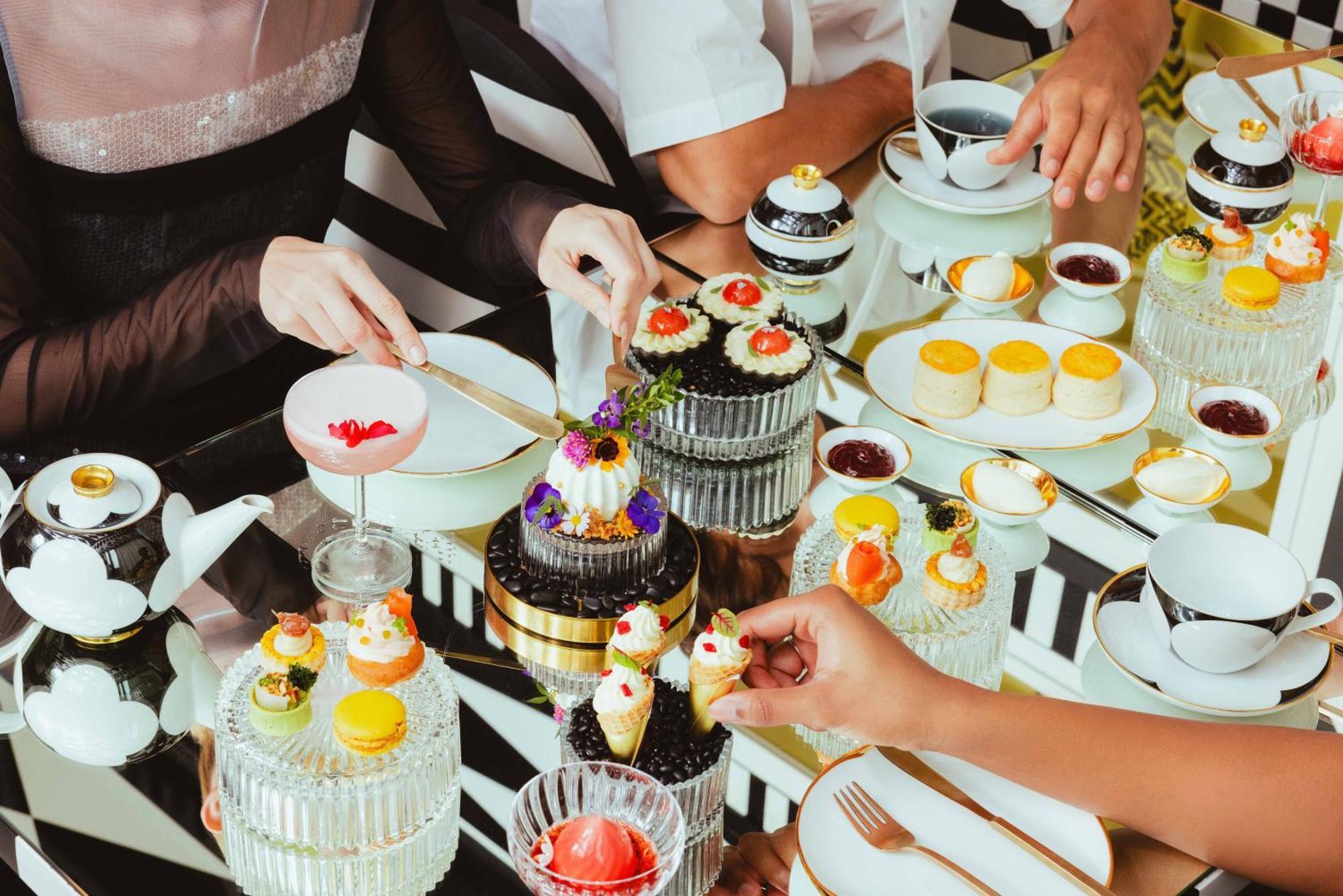 The Standard, Bangkok Mahanakhon Exteriér fotografie A selection of desserts